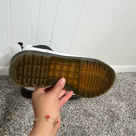 Dr Martens 2976 YELLOW STITCH SMOOTH LEATHER CHELSEA BOOTS 10 NWOT - Picture 3 of 6